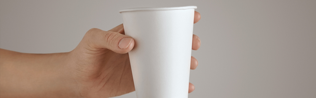¿Cómo influye el sabor del café en vasos de plástico y vasos de papel?