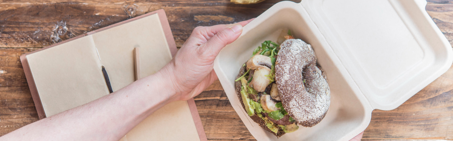 Charolas desechables a base de caña de azúcar: ¿Qué beneficios traen al medio ambiente y a mi restaurante?