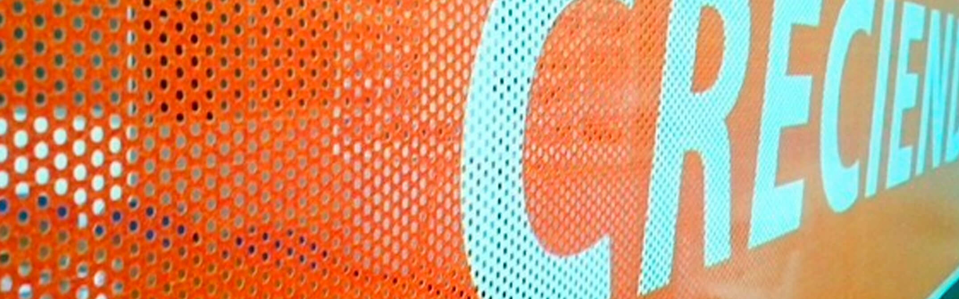 Ventajas del vinil microperforado publicitario para que tu negocio sea más visto en Saltillo