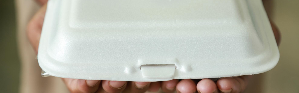 ¿Qué ventajas tengo al comprar utensilios desechables para mi restaurante por volumen en Saltillo?