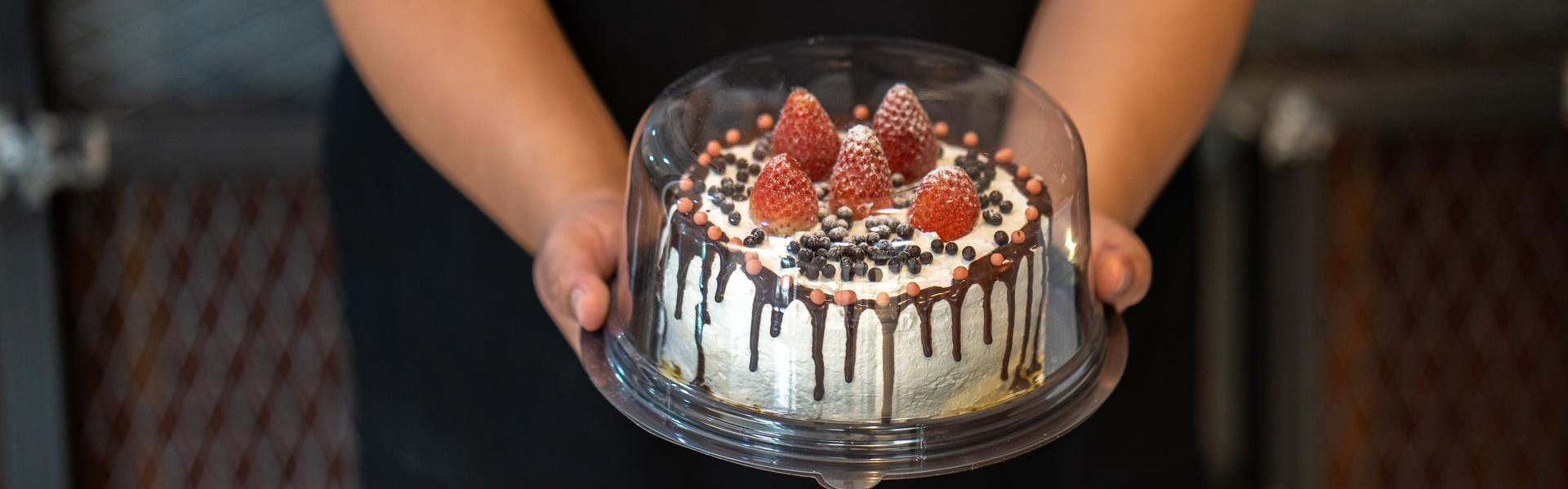 ¿Cómo conservar por más tiempo los pasteles en domos de PET?